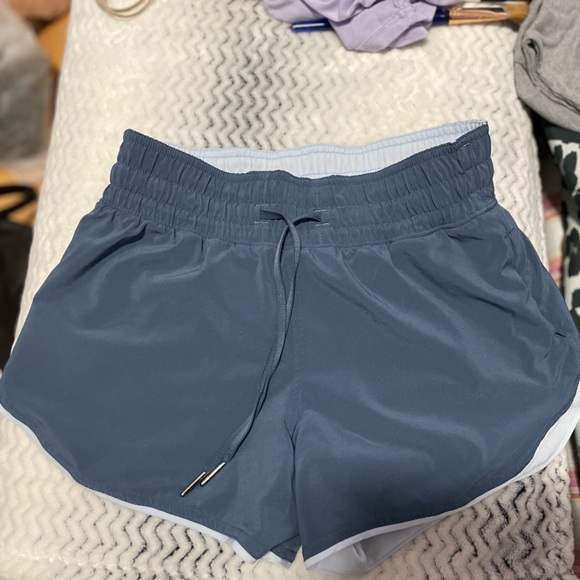 Lululemon Choose a Side, reversible shorts in size 2. Ink blue/daydream. - Picture 4 of 8